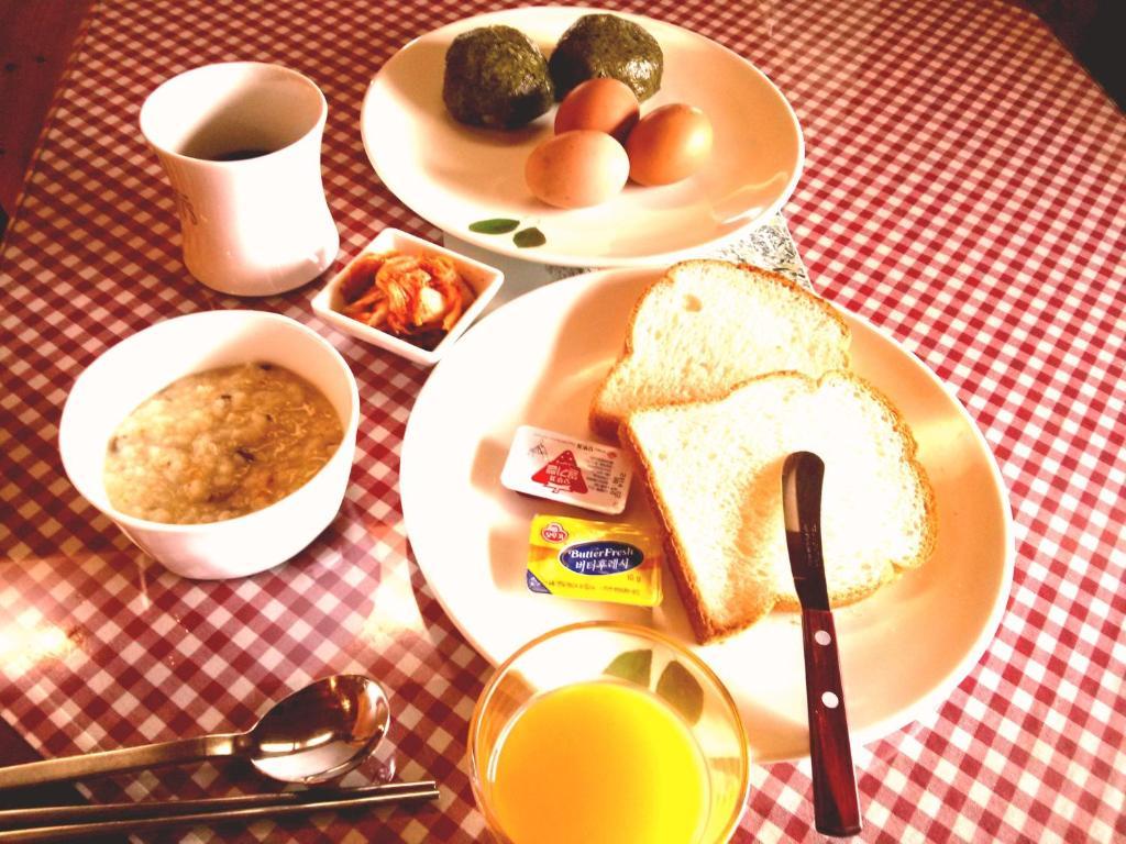 Breakfast At Tiffany'S Pension Seogwipo Room photo